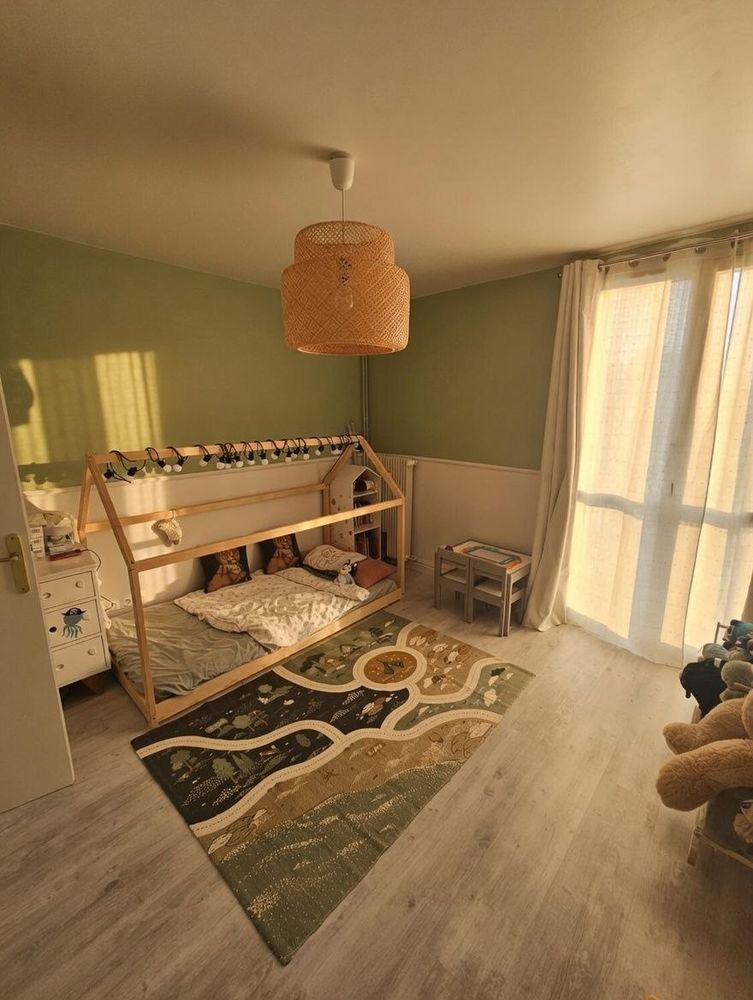 Appartement familial F4 comprenant trois chambres, un balcon