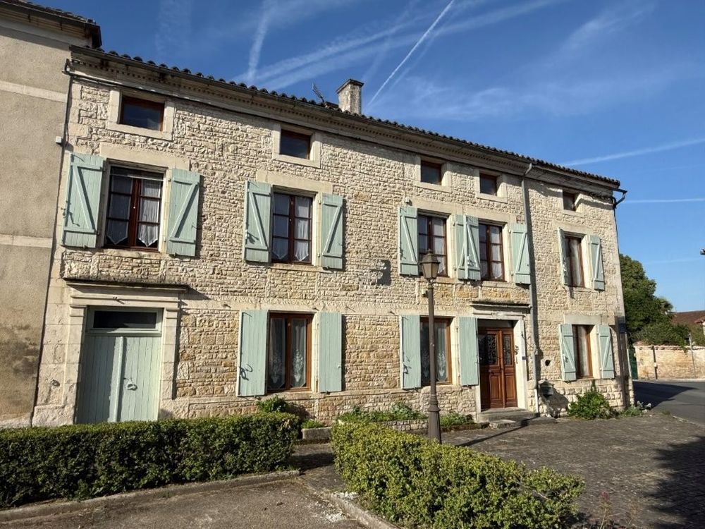 Charmante Maison de Village Avec 5 Chambres à Courcôme