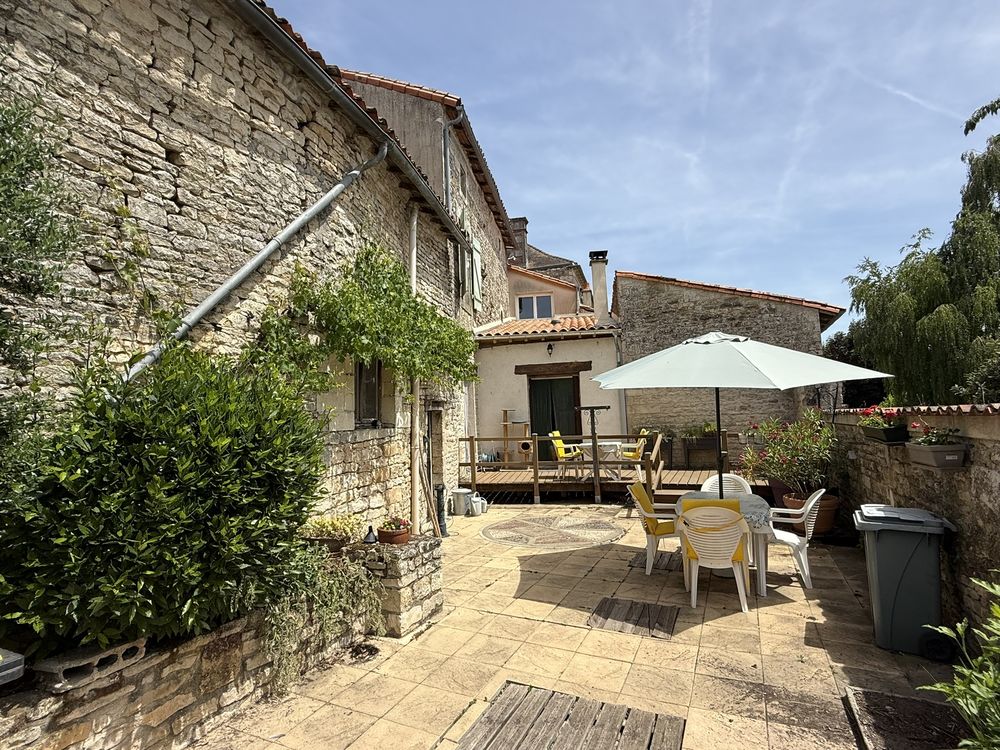 Charmante Maison de Village Avec 5 Chambres à Courcôme