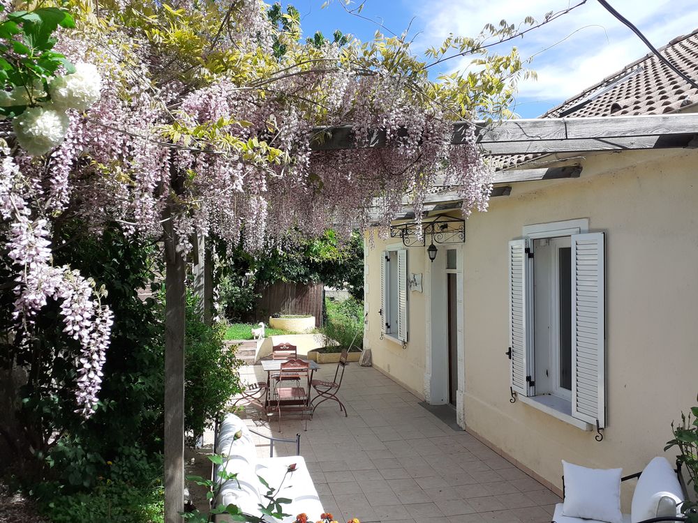 Maison en pierre avec jardin