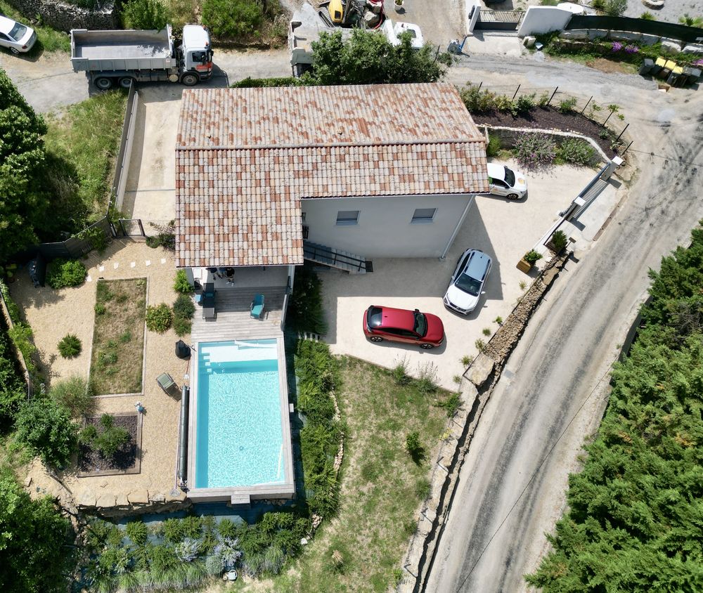 MAISON RECENTE DE STANDING AVEC PISCINE ET PANNEAUX SOLAIRES