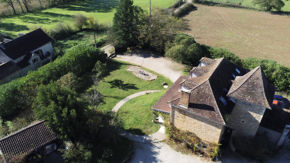 Domaine avec 2 maisons et 1 grange, piscine, terrain