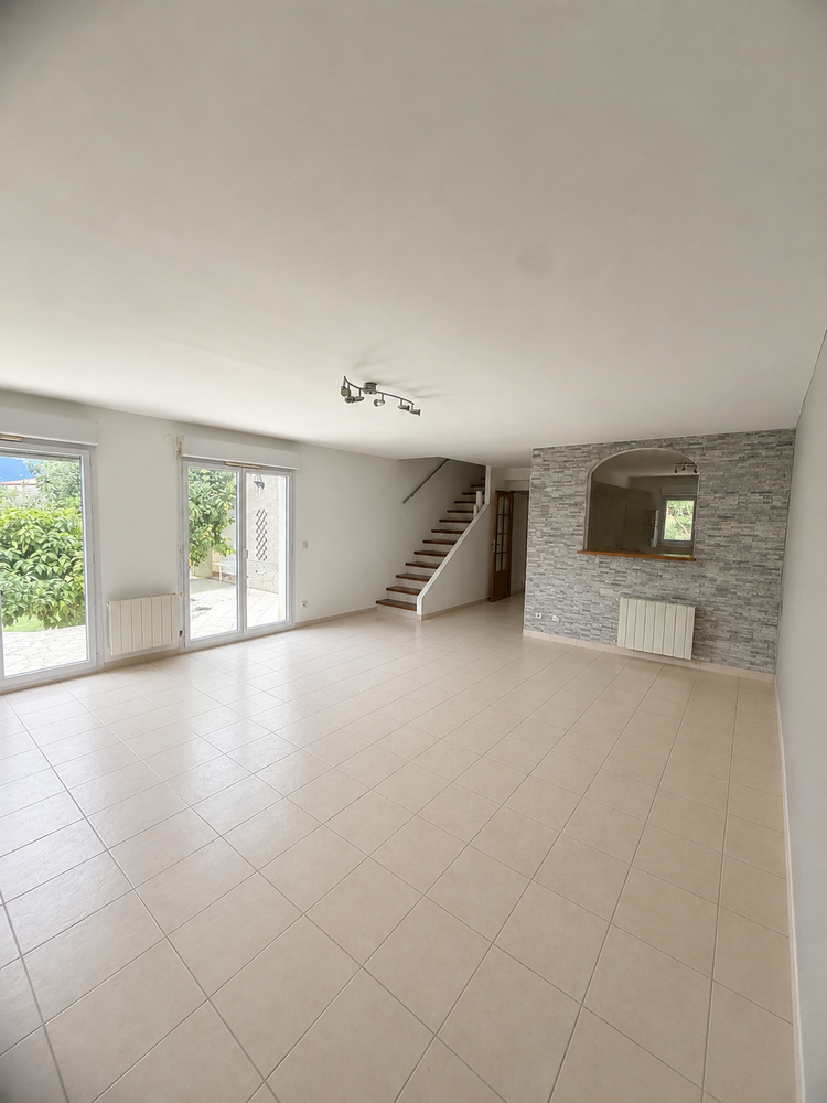 Maison T5 de 120 m² avec piscine.