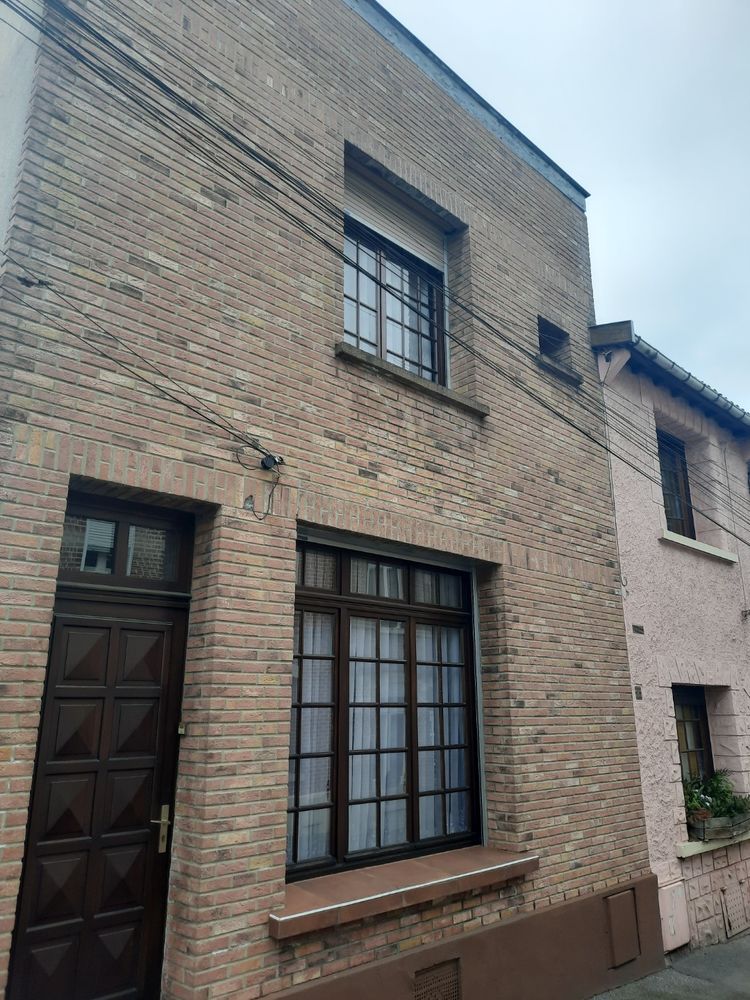 Maison mitoyenne de 90 m² avec garage et dépendance.