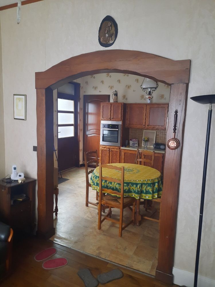 Maison mitoyenne de 90 m² avec garage et dépendance.