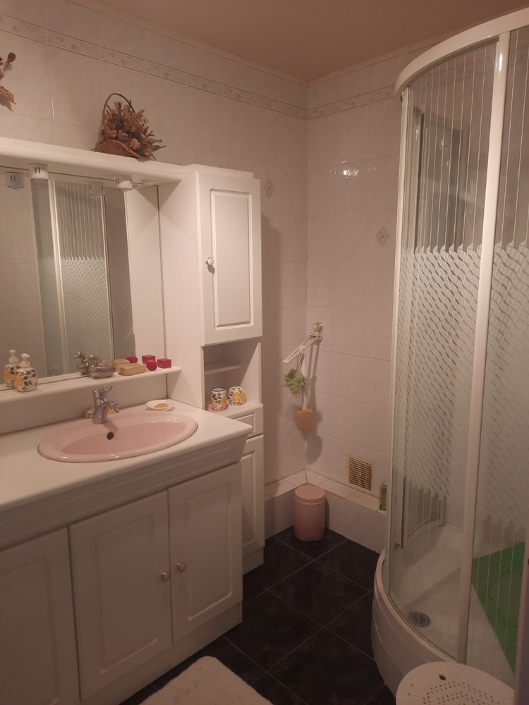 Maison mitoyenne de 90 m² avec garage et dépendance.