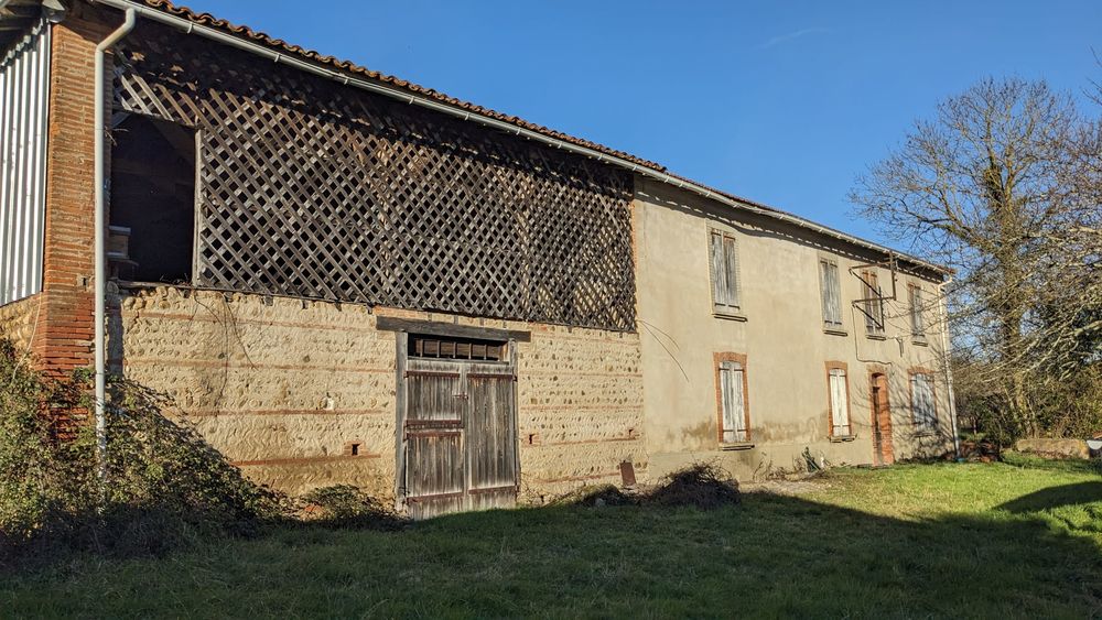 Authentique domaine rural à restaurer sur 11 hectares d'un s