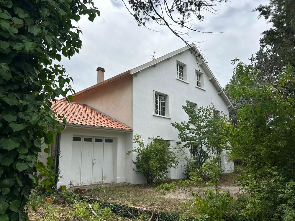 Grande maison avec jardin bien située