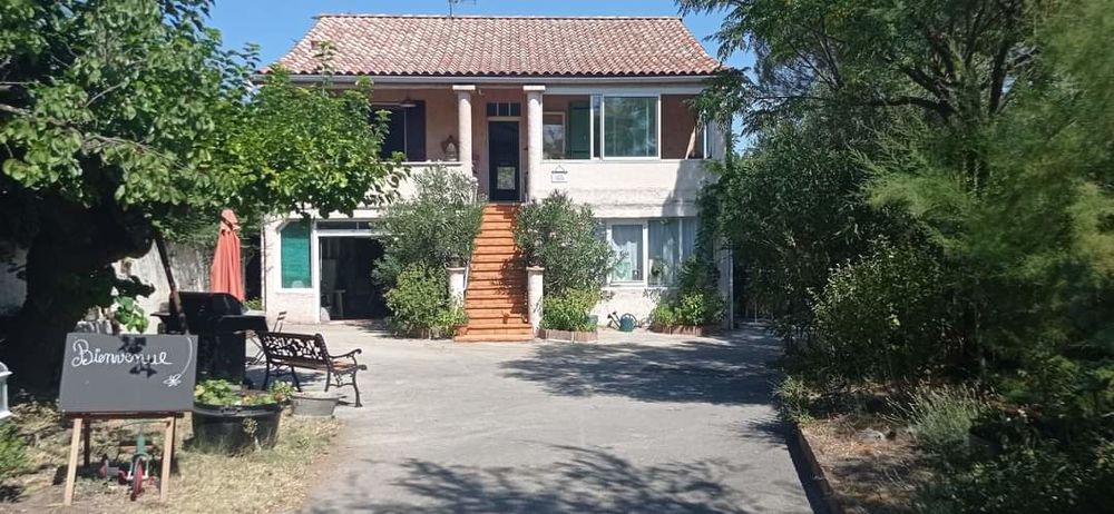 maison de 100M2 et deux appartement de 50M2 chacun sur 1400m