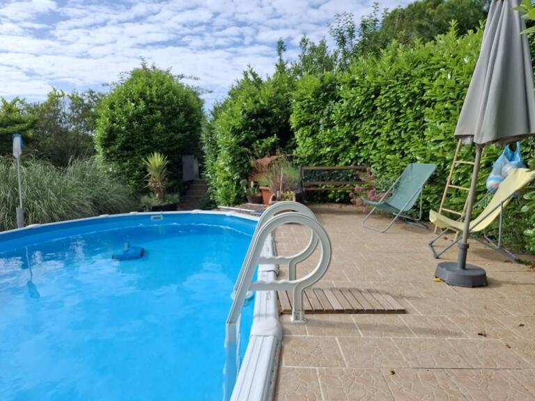 maison de 100M2 et deux appartement de 50M2 chacun sur 1400m