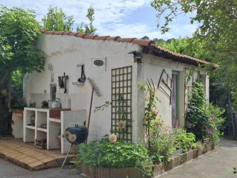 maison de 100M2 et deux appartement de 50M2 chacun sur 1400m
