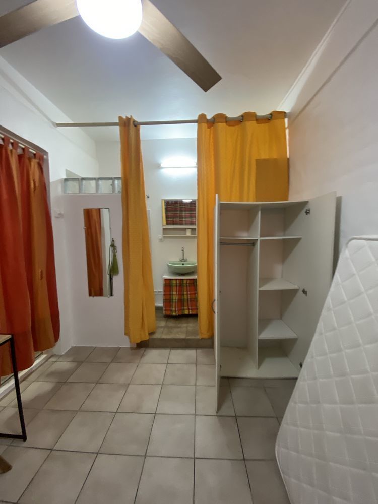 petit studio avec ouverture sur piscine
