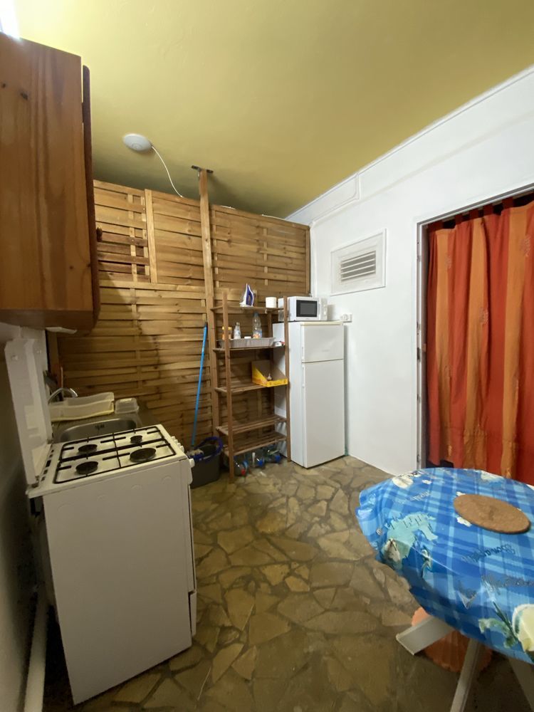 petit studio avec ouverture sur piscine
