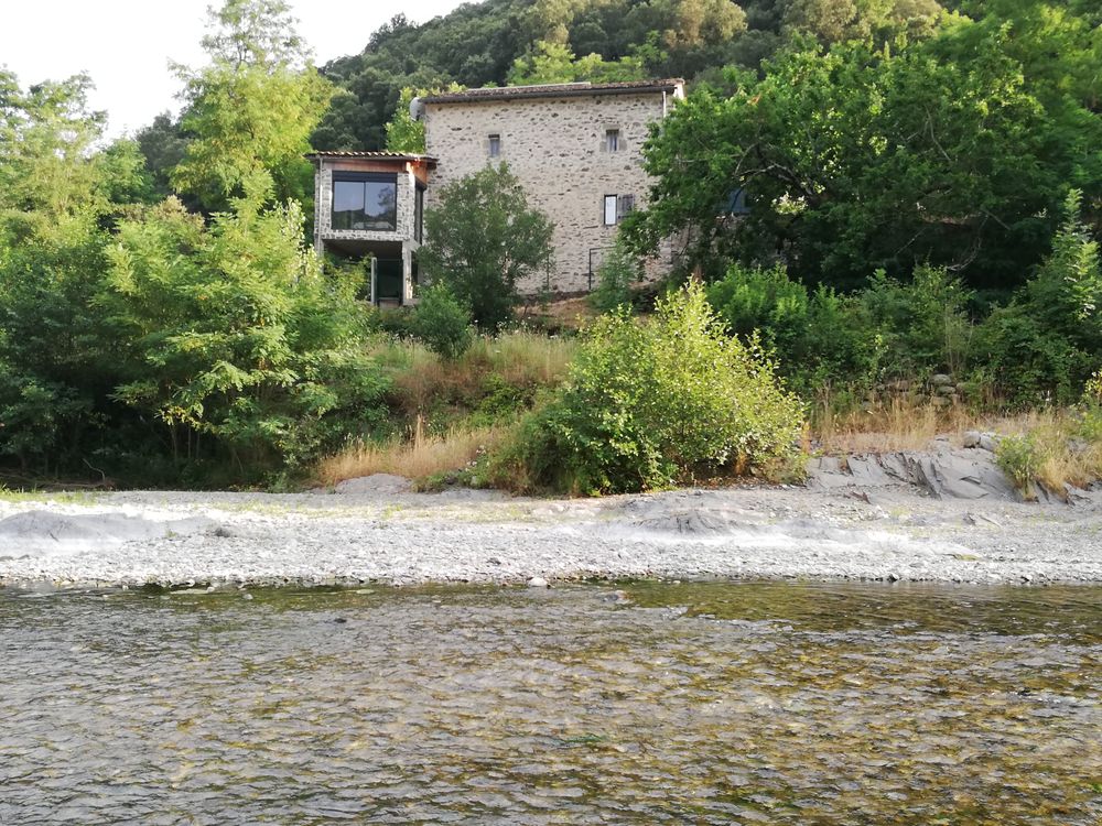 Dans écrin de verdure vue sur la rivie?re maison 110 m2