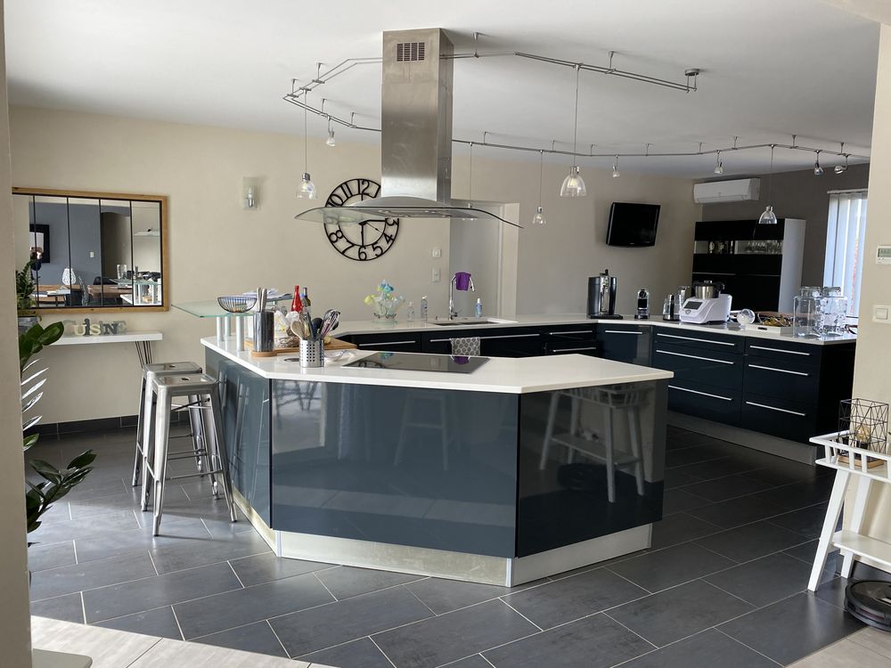 Villa de 224m² - 5 chambres - avec piscine sur terrain clos