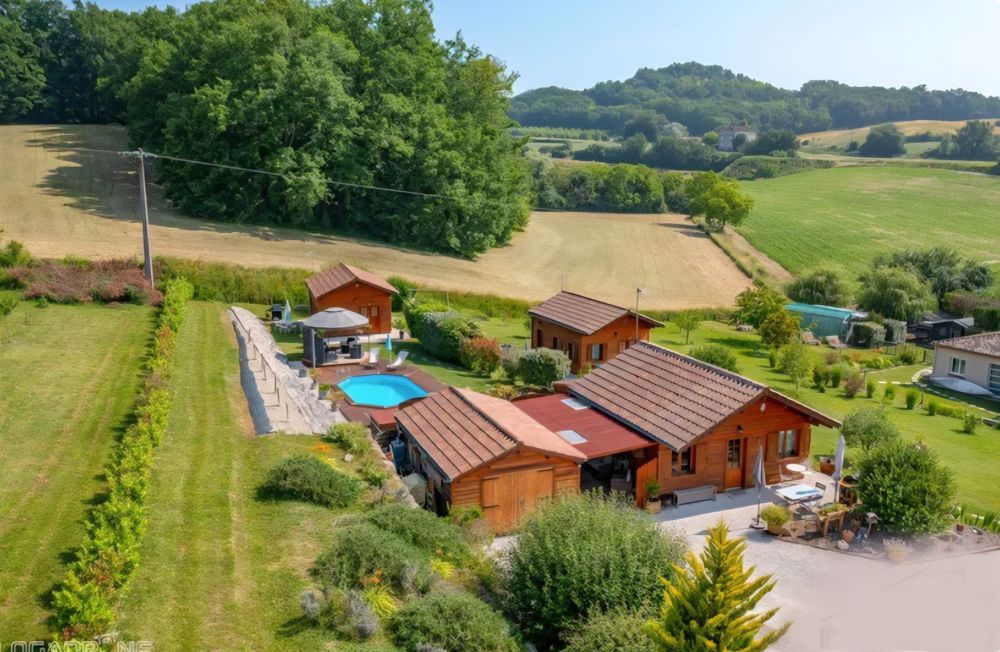 Site de villégiature avec clientèle annuelle.