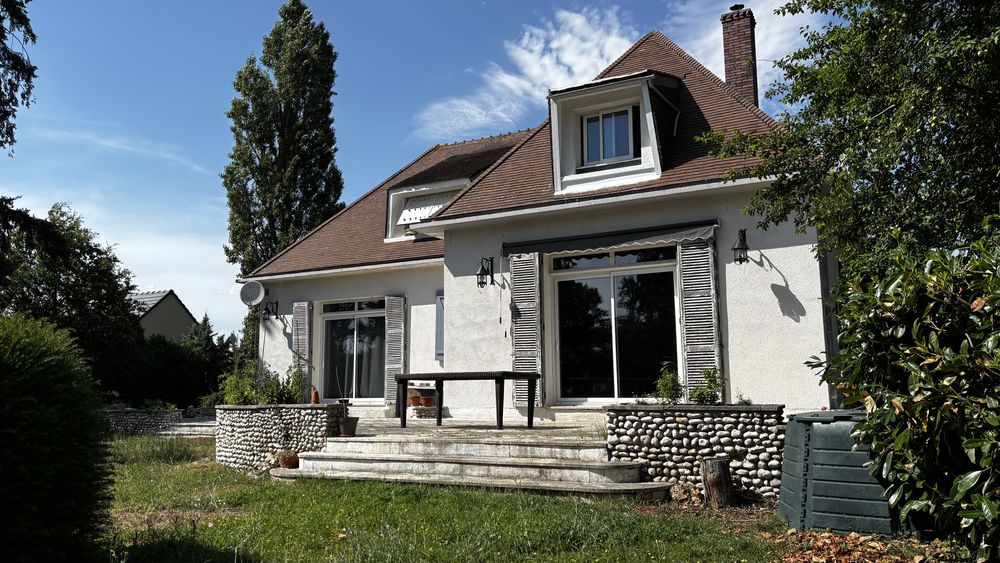 Propriété avec bois attenant et bord de rivière