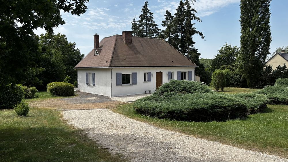 Propriété avec bois attenant et bord de rivière