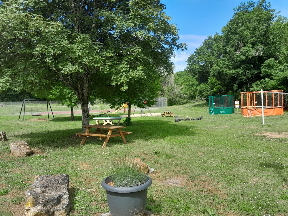 Chalet atypique en bois dans parc 7 hectares MAUROUX 46