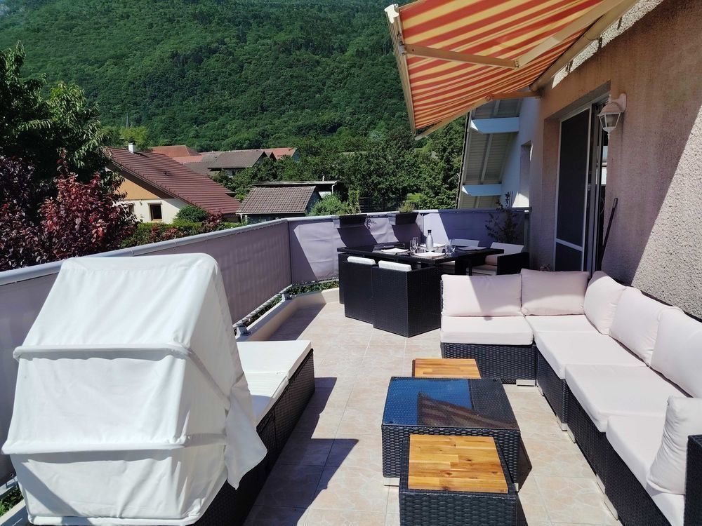 Appartement-Maison en Attique 1er-jardin 150 m2, terrasse balcon 25 m2, vue dégagée Jura, Alpes