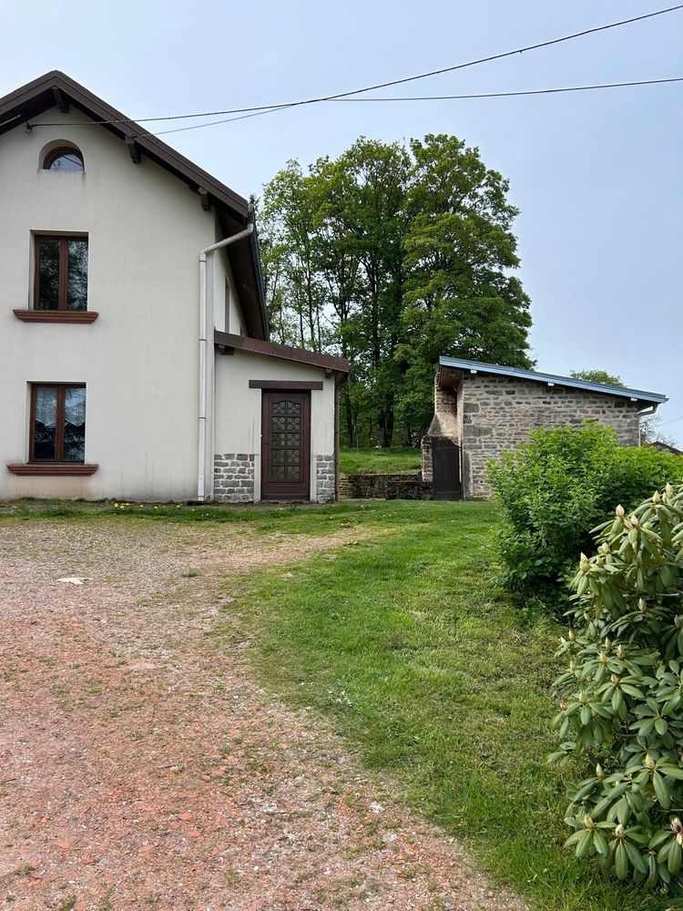 Jolie maison en pierre avec vue dégagée et dépendances
