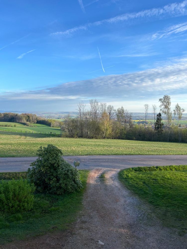 Jolie maison en pierre avec vue dégagée et dépendances