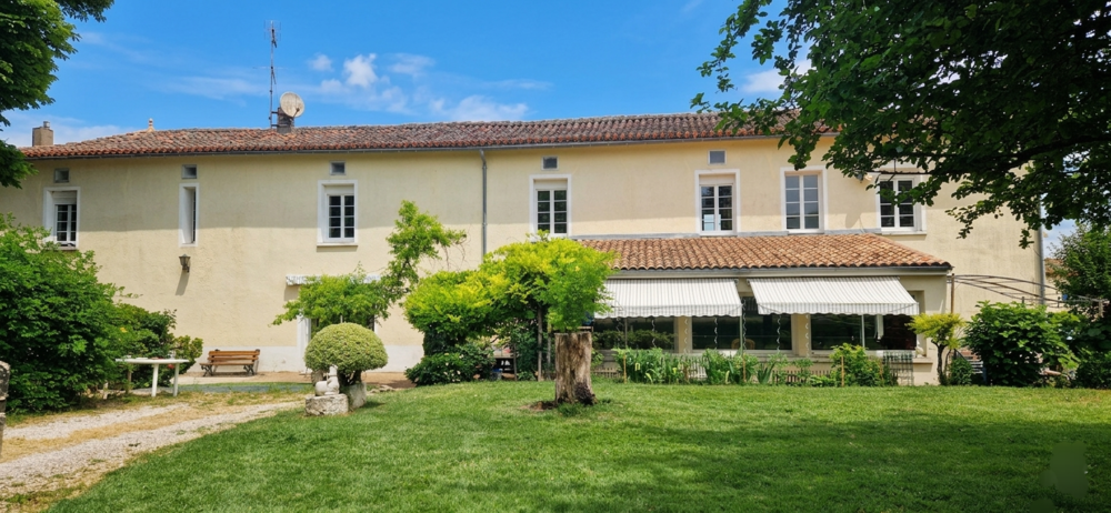 Longère de 320m2 sur La Touche de Genac 16170 avec travaux