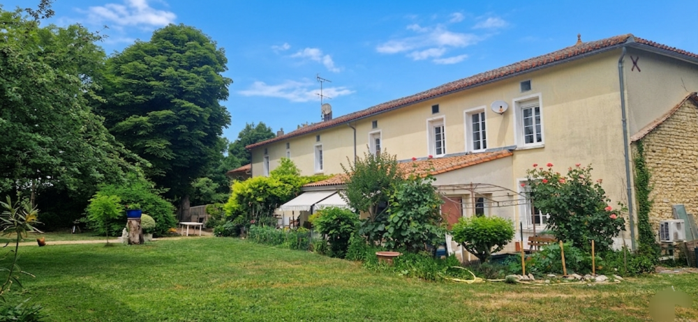 Longère de 320m2 sur La Touche de Genac 16170 avec travaux