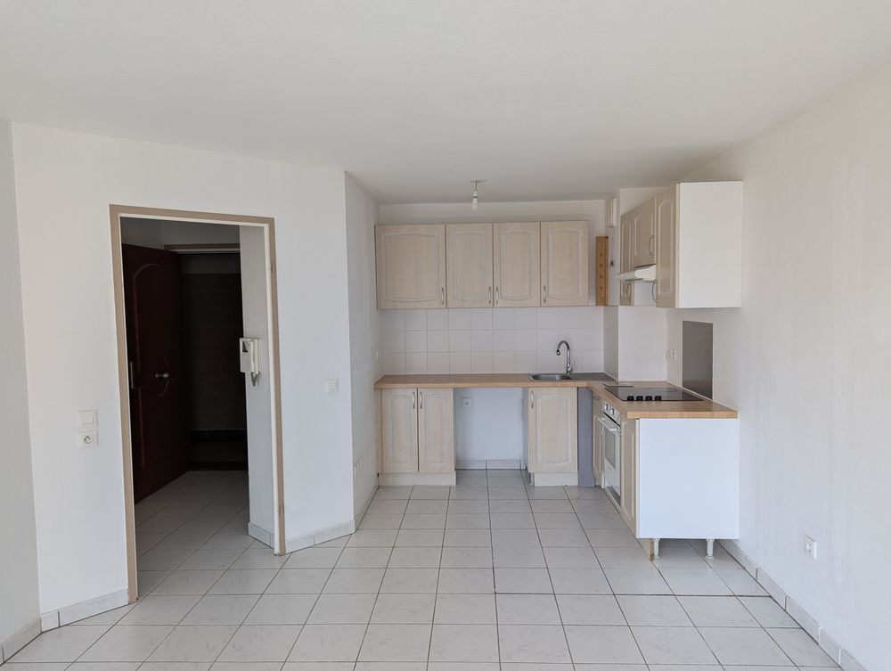 T2 avec clim mobile, loggia, cave et garage 50 m2.