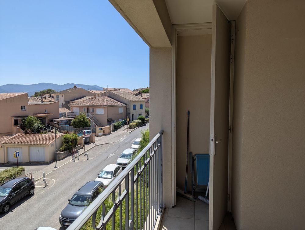 T2 avec clim mobile, loggia, cave et garage 50 m2.