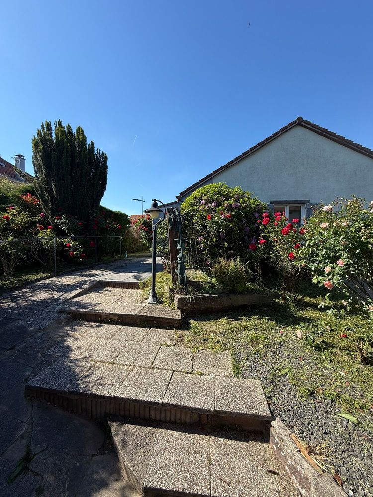 Maison 104 m² + 107 m² d'annexes . Double garage ? Atelier ?