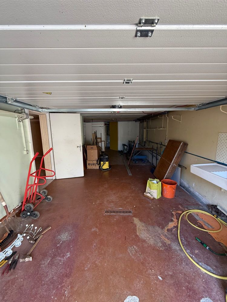 Maison 104 m² + 107 m² d'annexes . Double garage ? Atelier ?