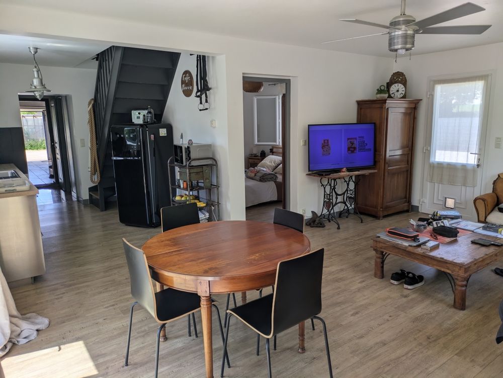 maison avec double garage,ideal bateau ou camping car.