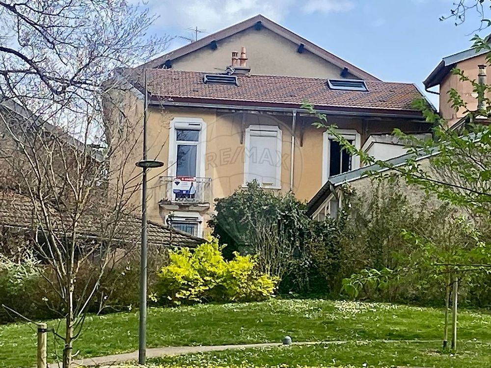Maison avec un atelier attenant