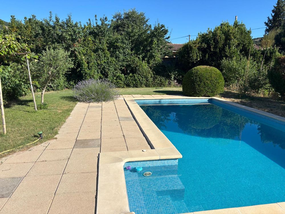 Maison avec piscine, terrasses et jardin au Salagou.