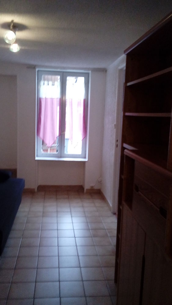 T1 meublé, 2 pièces séparées, SDD/WC,réduit. Centre creusot