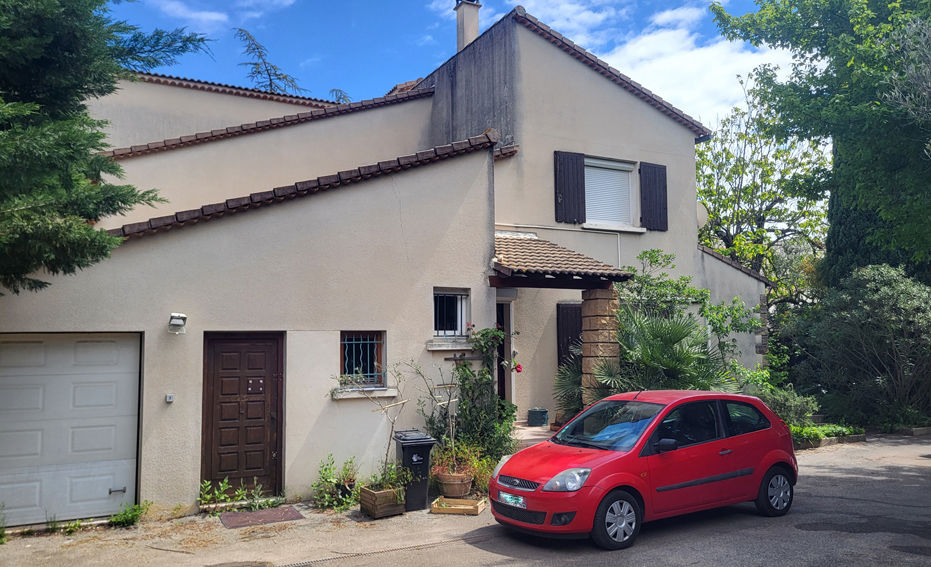 Grande maison au c?ur d'un jardin près du centre de Bagnols-