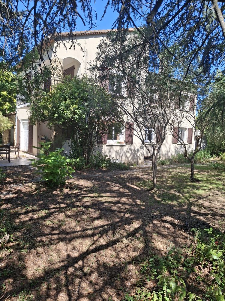 Grande maison au c?ur d'un jardin près du centre de Bagnols-