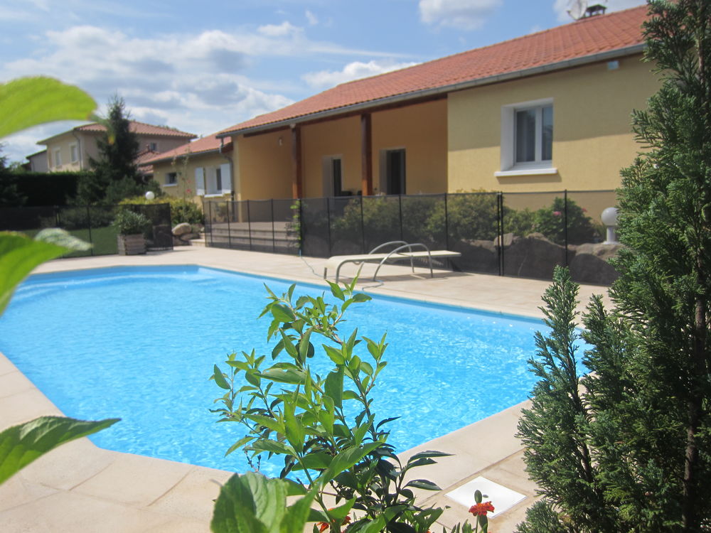 Villa de plain pied avec piscine sur terrain clos de 1300 m²
