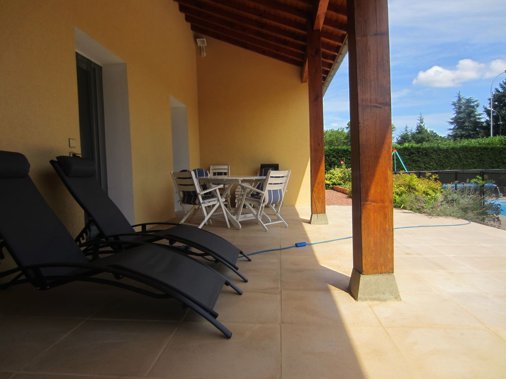 Villa de plain pied avec piscine sur terrain clos de 1300 m²