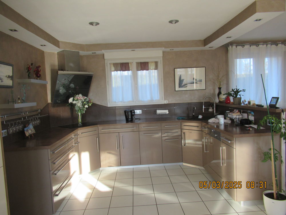 Villa de plain pied avec piscine sur terrain clos de 1300 m²