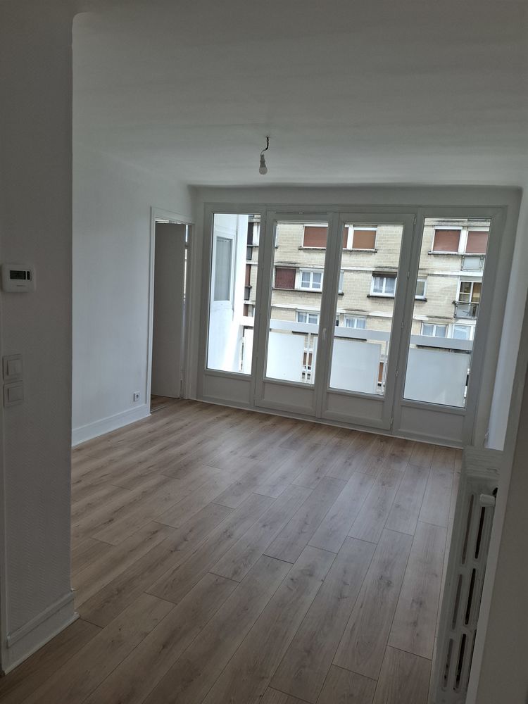 Dans belle immeuble au calme centre ville, tout commerces