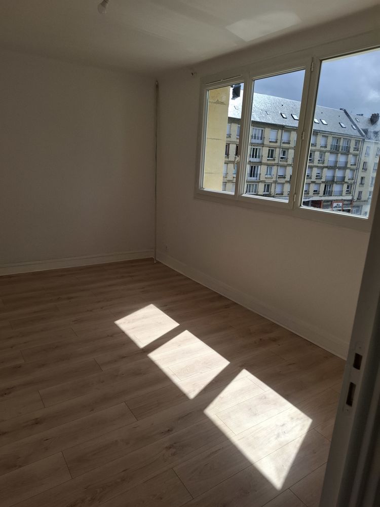 Dans belle immeuble au calme centre ville, tout commerces