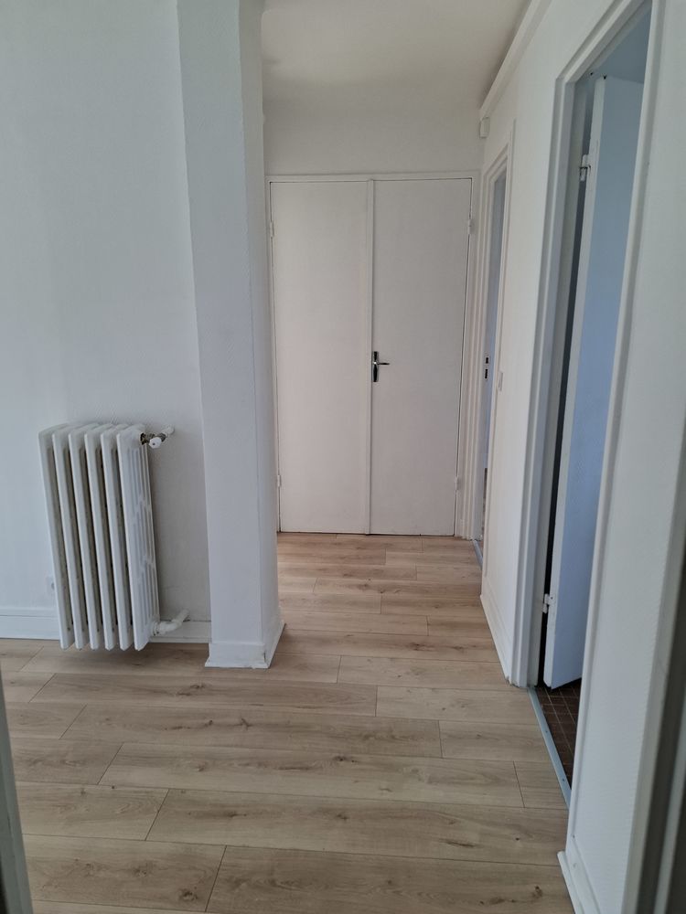 Dans belle immeuble au calme centre ville, tout commerces