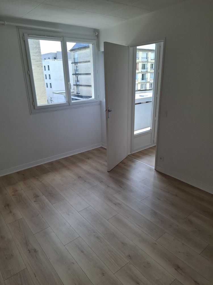 Dans belle immeuble au calme centre ville, tout commerces