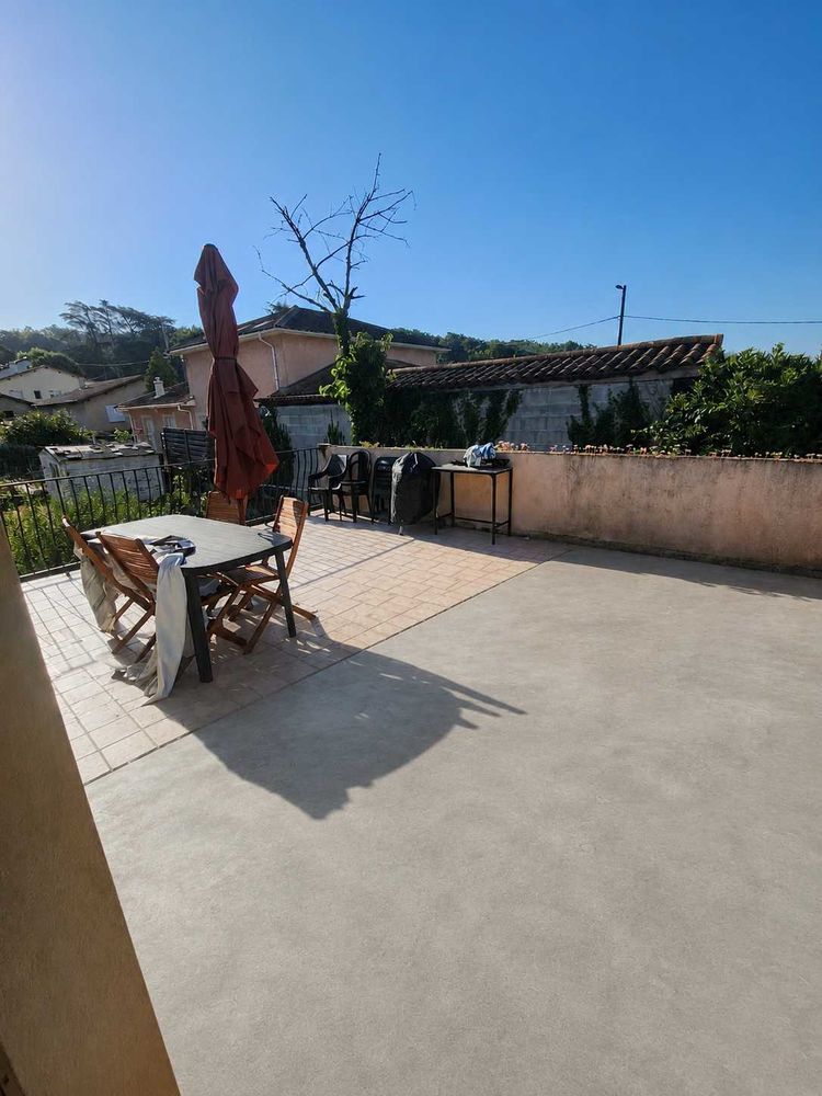 Maison individuelle 133 m² €" Terrain 800 m² €" DPE B €" Garage 40 m² €" Roussillon