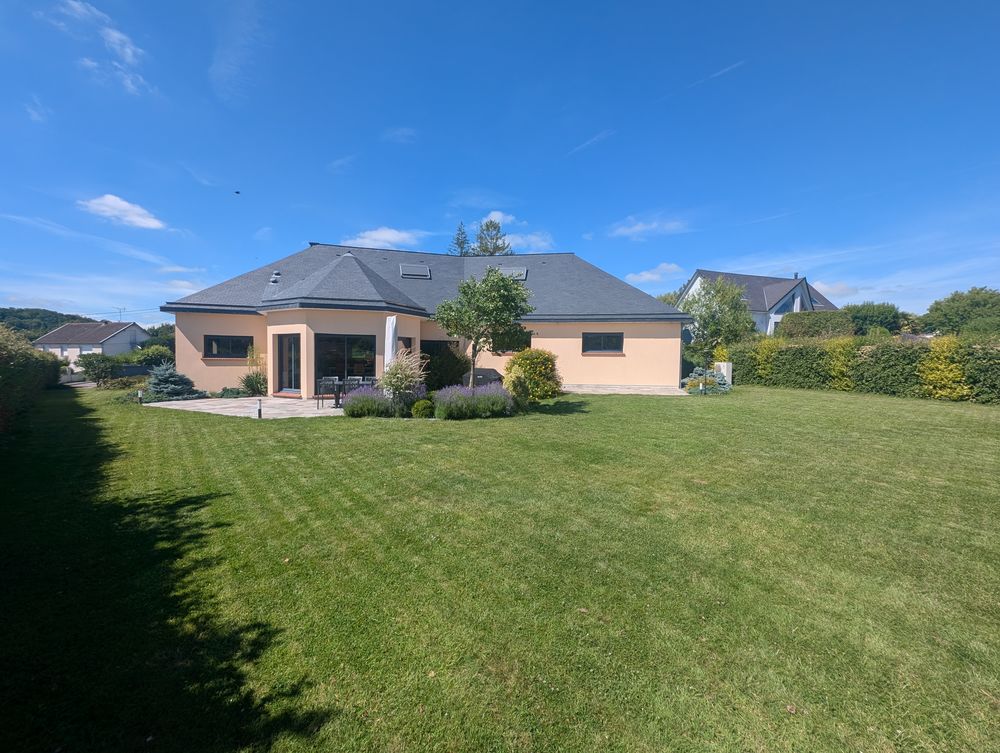 Maison de 230 m², DPE A, 4 chambres, grands volumes, arborée
