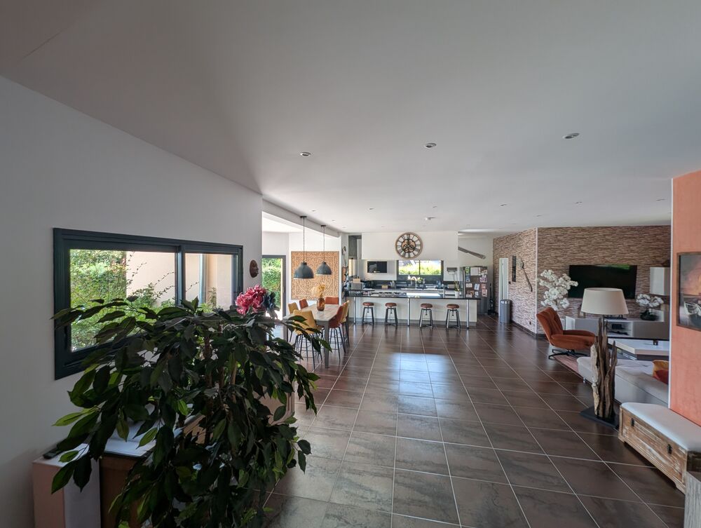 Maison de 230 m², DPE A, 4 chambres, grands volumes, arborée