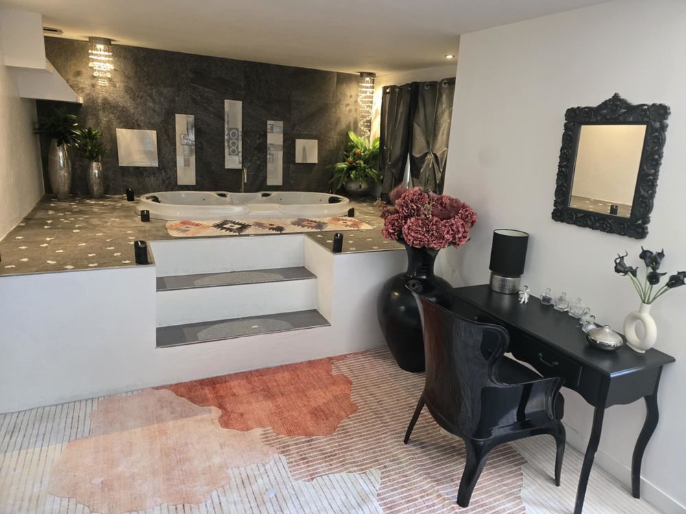 VILLA 231m2, PISCINE,JACUZZI, 2 APPARTEMENTS EN VIAGER LIBRE