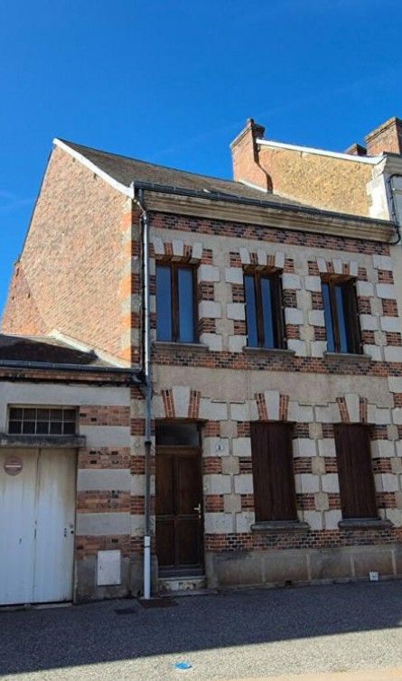 Maison de bourg avec cour et dépendance